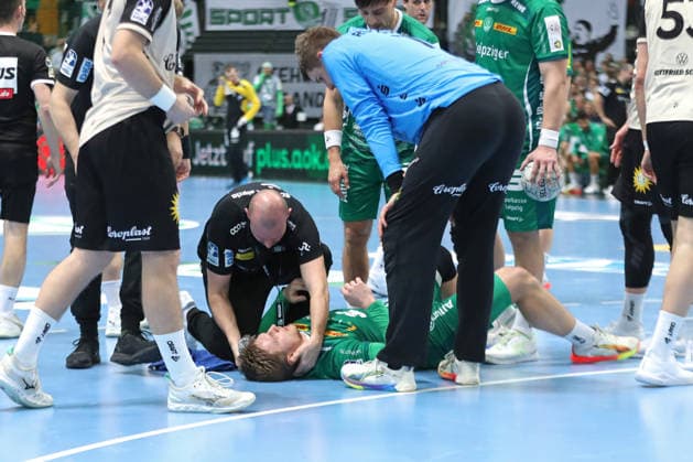 Handball DAIKIN HBL, SC DHfK Leipzig - Bergischer HC; 01.03.2026 Franz Semper (32, SC DHfK Leipzig) muss nach einem Foul auf dem Feld behandelt werden. Handball, DAIKIN HBL, 1. Bundesliga, Saison 2025 2026, 23. Spieltag: SC DHfK Leipzig vs. Bergischer HC am 01.03.2026 in der Quarterback Immobilien Arena Leipzig. Copyright: xBEAUTIFULxSPORTS JanxKaeferx
