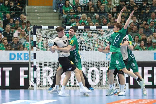 Handball DAIKIN HBL, SC DHfK Leipzig - Bergischer HC; 01.03.2026 Marko Mamic (14, SC DHfK Leipzig) packt gegen Sören Steinhaus (53, Bergischer HC) zu. Handball, DAIKIN HBL, 1. Bundesliga, Saison 2025 2026, 23. Spieltag: SC DHfK Leipzig vs. Bergischer HC am 01.03.2026 in der Quarterback Immobilien Arena Leipzig. Copyright: xBEAUTIFULxSPORTS JanxKaeferx