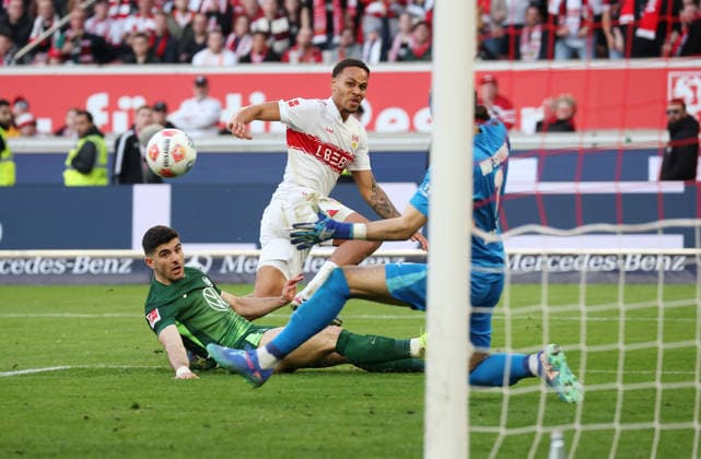 01.03.2026, Deutschland, Stuttgart, Fußball Bundesliga, 20. Spieltag, VfB Stuttgart vs. VfL Wolfsburg, 4:0 Tor, v.l. Konstantinos Koulierakis (VfL), Torschütze Nikolas Nartay (VfB), im Tor Kamil Grabara (VfL) *** 01 03 2026, Germany, Stuttgart, Soccer Bundesliga, Matchday 20, VfB Stuttgart vs VfL Wolfsburg, 4 0 Goal, f l Konstantinos Koulierakis VfL , Scorer Nikolas Nartay VfB , in goal Kamil Grabara VfL