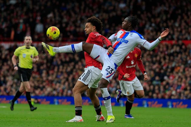 Manchester United, ManU v Crystal Palace, Premier League Jaydee Canvot (23) of Crystal Palace clears the ball under challenge from Joshua Zirkzee (11) of Manchester United during the Premier League match between Manchester United and Crystal Palace at Old Trafford, Manchester, UK on 1 March 2026. Manchester Old Trafford Greater Manchester UK Editorial use only DataCo restrictions apply See www.football-dataco.com , Copyright: xConorxMolloyx PSI-23823-0104