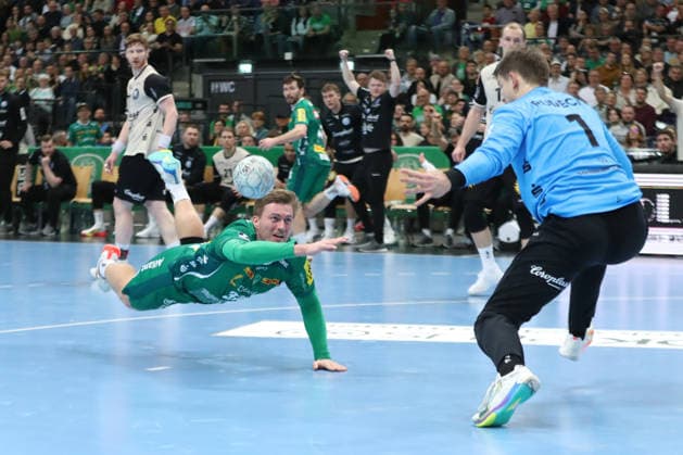 Handball DAIKIN HBL, SC DHfK Leipzig - Bergischer HC; 01.03.2026 Franz Semper (32, SC DHfK Leipzig) mit einem artistischen Tor gegen Torwart Christopher Rudeck (1, Bergischer HC). Handball, DAIKIN HBL, 1. Bundesliga, Saison 2025 2026, 23. Spieltag: SC DHfK Leipzig vs. Bergischer HC am 01.03.2026 in der Quarterback Immobilien Arena Leipzig. Copyright: xBEAUTIFULxSPORTS JanxKaeferx