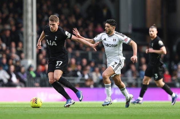 Fulham v Tottenham Hotspur, Premier League Micky van de Ven of Tottenham Hotspur breaks away fron Raul Jimenez of Fulham during the Fulham v Tottenham Hotspur Premier League match at Craven Cottage, London, England on 1 March 2026 Credit: Ian Stephen Every Second Media Editorial use only. All images are copyright Every Second Media Limited. No images may be reproduced without prior permission. All rights reserved. Premier League and Football League images are subject to licensing agreements with Football DataCo Limited. see https: www.football-dataco.com Copyright: xIMAGO EveryxSecondxMediax ESM-1828-0047 IanxStephenx xEveryxSecondxMediax