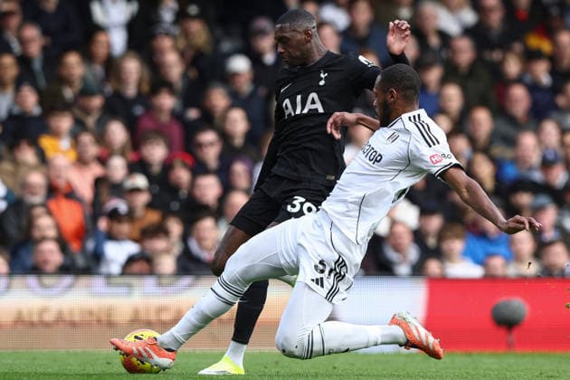 Fulham v Tottenham Hotspur, Premier League Issa Diop of Fulham tackles Randal Kolo Muani of Tottenham Hotspur during the Fulham v Tottenham Hotspur Premier League match at Craven Cottage, London, England on 1 March 2026 Credit: Ian Stephen Every Second Media Editorial use only. All images are copyright Every Second Media Limited. No images may be reproduced without prior permission. All rights reserved. Premier League and Football League images are subject to licensing agreements with Football DataCo Limited. see https: www.football-dataco.com Copyright: xIMAGO EveryxSecondxMediax ESM-1828-0048 IanxStephenx xEveryxSecondxMediax