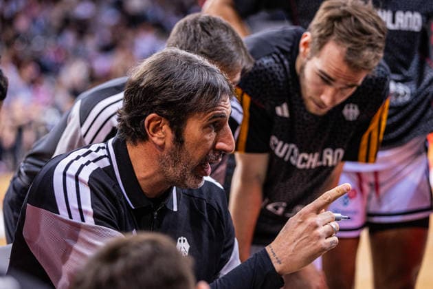 FIBA World Cup Qualifier: Germany vs. Croatia; 01.03.2026 Alex Mumbru (Headcoach Deutscher Basketball Bund) bei der Ansprache vor dem Spiel - FIBA Basketball World Cup 2027 European Qualifiers, Deutschland vs. Kroatien, 1.3.2026, Telekom Dome, Bonn Copyright: xBEAUTIFULxSPORTS Derixx