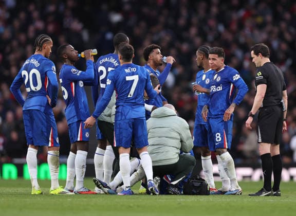 London, England, 1st March 2026. Chelsea players take on fluids as Cole Palmer of Chelsea received treatment during the Arsenal vs Chelsea Premier League match at the Emirates Stadium, London. Picture credit should read: David Klein Sportimage EDITORIAL USE ONLY. No use with unauthorised audio, video, data, fixture lists, club league logos or live services. Online in-match use limited to 120 images, no video emulation. No use in betting, games or single club league player publications. SPI_044_DK_Arsenal_Chelsea SPI-4568-0043