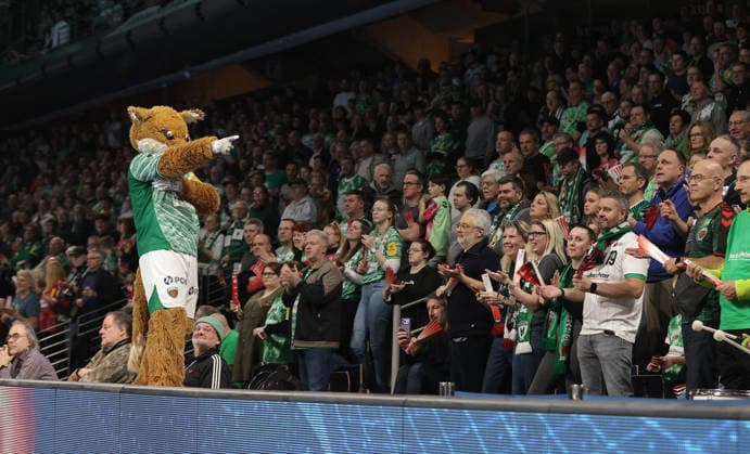 Maskottchen Fuchsi animiert die Zuschauer Handball HBL Bundesliga Herren 23. Spieltag Saison 2025 2026 01.03.2026 Füchse Berlin vs Rhein Neckar Löwen RNL