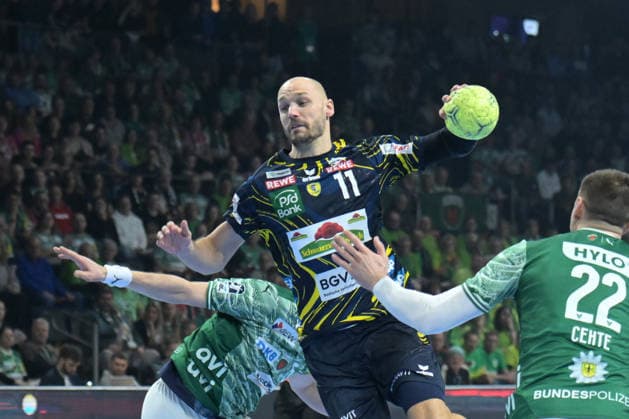 01.03.2026, xlakx, Handball Daikin HBL, Fuechse Berlin - Rhein-Neckar Löwen v.l. Lukas Sandell (Rhein-Neckar Loewen) setzt zum Sprungwurf an Berlin