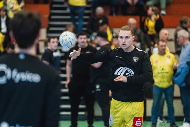 Jörn Persson (HSG Krefeld Niederrhein, 34), Pass beim Aufwärmen HSG Krefeld Niederrhein vs. HC Oppenweiler Backnang, Handball, 2.HBL, 22.Spieltag, Saison 2025 26, 01.03.2026, HSG Krefeld Niederrhein vs. HC Oppenweiler Backnang, Handball, 2.HBL, 22.Spieltag, Saison 2025 26, 01.03.2026 Krefeld Copyright: xEibner-Pressefoto LukasxBaldygax EP_LBA