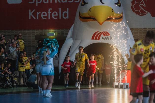 Niklas Michalski (HSG Krefeld Niederrhein, 25) läuft in die Halle ein HSG Krefeld Niederrhein vs. HC Oppenweiler Backnang, Handball, 2.HBL, 22.Spieltag, Saison 2025 26, 01.03.2026, HSG Krefeld Niederrhein vs. HC Oppenweiler Backnang, Handball, 2.HBL, 22.Spieltag, Saison 2025 26, 01.03.2026 Krefeld Copyright: xEibner-Pressefoto LukasxBaldygax EP_LBA