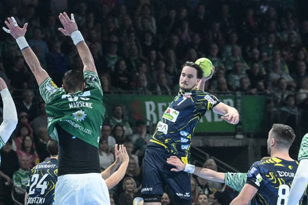 01.03.2026, xlakx, Handball Daikin HBL, Fuechse Berlin - Rhein-Neckar Löwen v.l. Mijajlo Marsenic (Fuechse Berlin), Robert Timmermeister (Rhein-Neckar Loewen) setzt zum Sprungwurf an Berlin