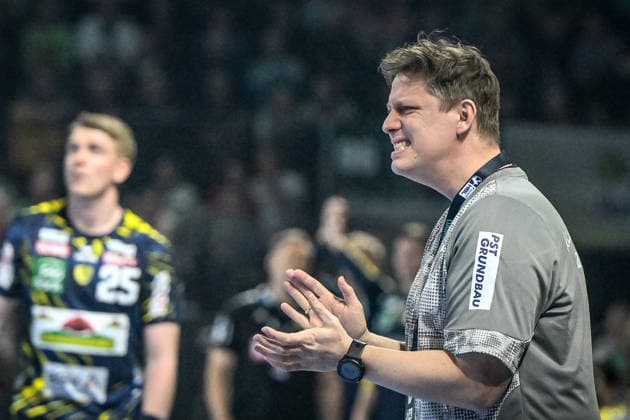 01.03.2026, xlakx, Handball Daikin HBL, Fuechse Berlin - Rhein-Neckar Löwen v.l. Nicolej Krickau (Fuechse Berlin Trainer) gibt Anweisungen, gestikuliert mit den Armen, gesticulate, gives instructions Berlin