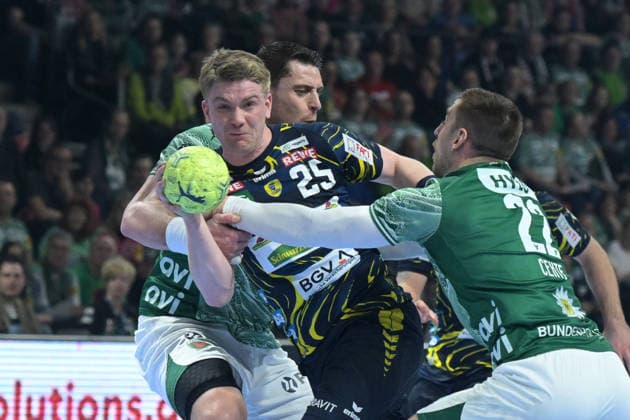 01.03.2026, xlakx, Handball Daikin HBL, Fuechse Berlin - Rhein-Neckar Löwen v.l. Mijajlo Marsenic (Fuechse Berlin), Haukur Thrastarson (Rhein-Neckar Loewen), Nejc Cehte (Fuechse Berlin) Zweikampf, Duell, Kampf, tackle Berlin
