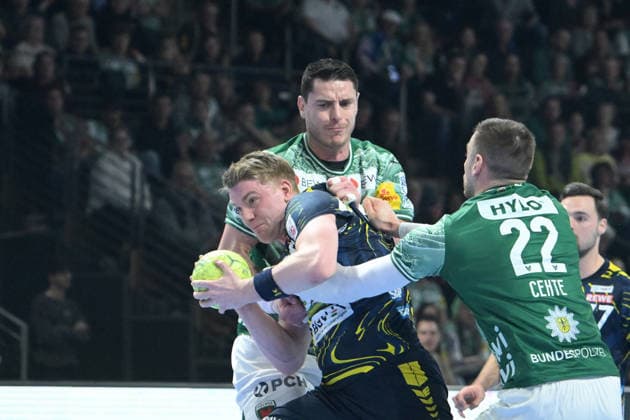 01.03.2026, xlakx, Handball Daikin HBL, Fuechse Berlin - Rhein-Neckar Löwen v.l. Mijajlo Marsenic (Fuechse Berlin), Haukur Thrastarson (Rhein-Neckar Loewen), Nejc Cehte (Fuechse Berlin) Zweikampf, Duell, Kampf, tackle Berlin