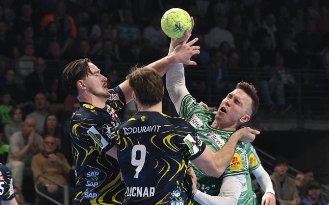 Robert Timmermeister, Steven Plucnar Jacobsen, Lasse Andersson Zweikampf Spielszene Aktion Handball HBL Bundesliga Herren 23. Spieltag Saison 2025 2026 01.03.2026 Füchse Berlin vs Rhein Neckar Löwen RNL