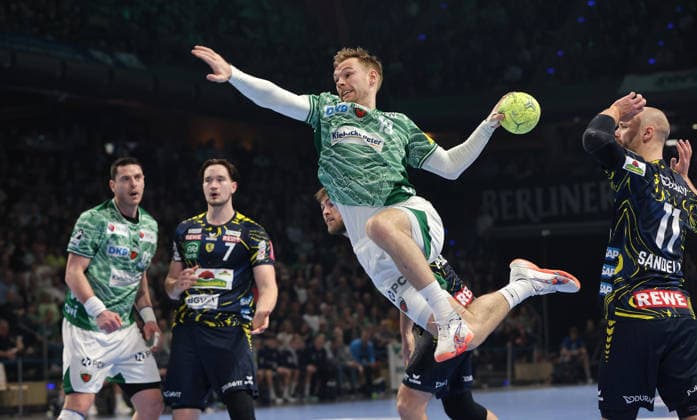 Mathias Gidsel erzielt ein Tor gegen David Späth Zweikampf Spielszene Aktion Handball HBL Bundesliga Herren 23. Spieltag Saison 2025 2026 01.03.2026 Füchse Berlin vs Rhein Neckar Löwen RNL