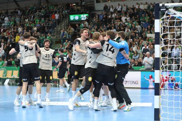 Handball DAIKIN HBL, SC DHfK Leipzig - Bergischer HC; 01.03.2026 Sieges-Jubel beim Team des Bergischen HC, Auswärtssieg. Freude, Emotionen. Handball, DAIKIN HBL, 1. Bundesliga, Saison 2025 2026, 23. Spieltag: SC DHfK Leipzig vs. Bergischer HC am 01.03.2026 in der Quarterback Immobilien Arena Leipzig. Copyright: xBEAUTIFULxSPORTS JanxKaeferx