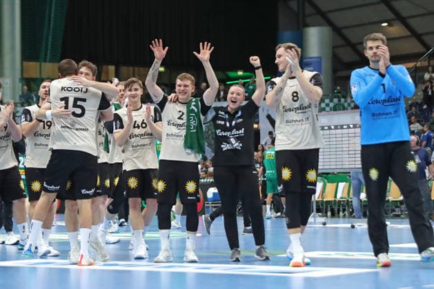 Handball DAIKIN HBL, SC DHfK Leipzig - Bergischer HC; 01.03.2026 Noah Beyer (2, Bergischer HC) und sein Team jubeln zu den Fans. Freude, Emotionen, Auswärtssieg. Handball, DAIKIN HBL, 1. Bundesliga, Saison 2025 2026, 23. Spieltag: SC DHfK Leipzig vs. Bergischer HC am 01.03.2026 in der Quarterback Immobilien Arena Leipzig. Copyright: xBEAUTIFULxSPORTS JanxKaeferx