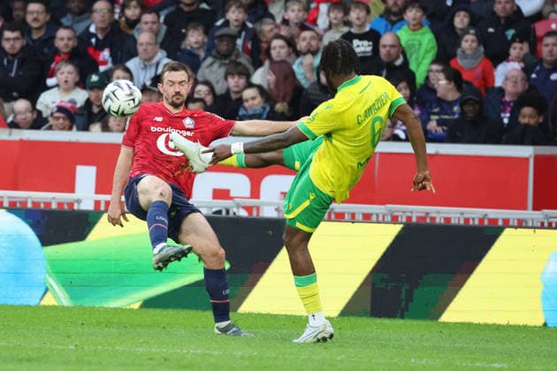 FOOTBALL : LOSC Lille vs FC Nantes - Ligue 1 J24 - 01 03 2026 GaÃ«tan PERRIN (LOSC Lille) et Chidozie AWAZIEM (FC Nantes) lors du match LOSC Lille vs FC Nantes, Ligue 1 J24, Decathlon Arena stade Pierre Mauroy, le 1er mars 2026 - photo Laurent Sanson PsnewZ  Copyright: xLaurentxSANSONx xPsnewZx