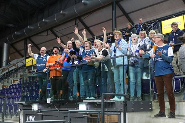 Handball DAIKIN HBL, SC DHfK Leipzig - Bergischer HC; 01.03.2026 Jubel, Freude, Stimmung bei den Fans des Bergischen HC, Gäste-Fanblock. Handball, DAIKIN HBL, 1. Bundesliga, Saison 2025 2026, 23. Spieltag: SC DHfK Leipzig vs. Bergischer HC am 01.03.2026 in der Quarterback Immobilien Arena Leipzig. Copyright: xBEAUTIFULxSPORTS JanxKaeferx