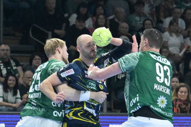01.03.2026, xlakx, Handball Daikin HBL, Fuechse Berlin - Rhein-Neckar Löwen v.l. Matthes Langhoff (Fuechse Berlin), Lukas Sandell (Rhein-Neckar Loewen), Mijajlo Marsenic (Fuechse Berlin) Zweikampf, Duell, Kampf, tackle Berlin