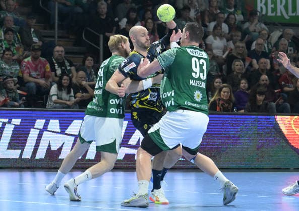 01.03.2026, xlakx, Handball Daikin HBL, Fuechse Berlin - Rhein-Neckar Löwen v.l. Matthes Langhoff (Fuechse Berlin), Lukas Sandell (Rhein-Neckar Loewen), Mijajlo Marsenic (Fuechse Berlin) Zweikampf, Duell, Kampf, tackle Berlin