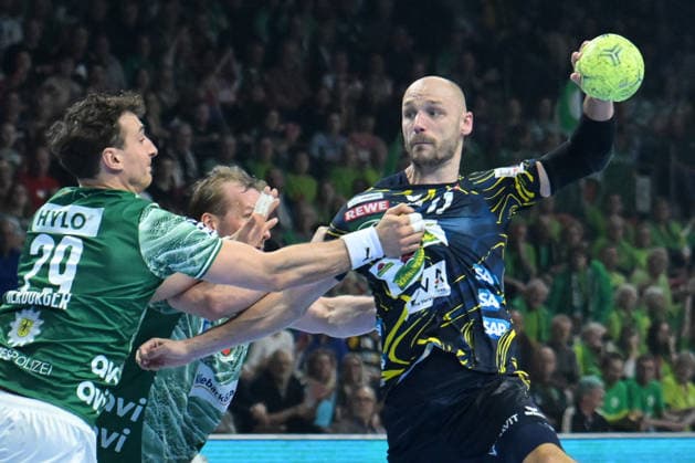 01.03.2026, xlakx, Handball Daikin HBL, Fuechse Berlin - Rhein-Neckar Löwen v.l. Lukas Herburger (Fuechse Berlin), Max Darj (Fuechse Berlin), Lukas Sandell (Rhein-Neckar Loewen) Zweikampf, Duell, Kampf, tackle Berlin