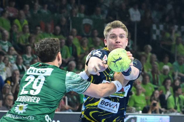 01.03.2026, xlakx, Handball Daikin HBL, Fuechse Berlin - Rhein-Neckar Löwen v.l. Lukas Herburger (Fuechse Berlin), Haukur Thrastarson (Rhein-Neckar Loewen) Zweikampf, Duell, Kampf, tackle Berlin