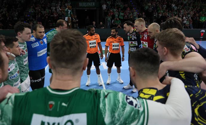 GER HBL Saison 2025 2026 FÜCHSE Berlin vs Rhein Neckar Löwen, 01.03.26, Max-Schmeling-Halle, Berlin, Begrüßung, beide Teams, Mittelkreis, Schiedsrichter, vor dem Spiel