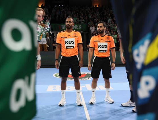 GER HBL Saison 2025 2026 FÜCHSE Berlin vs Rhein Neckar Löwen, 01.03.26, Max-Schmeling-Halle, Berlin, Schiedsrichter, Mittelkreis, Ramesh Thiyagarajah, Surresh Thiyagarajah, vor dem Spiel