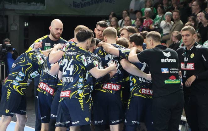 GER HBL Saison 2025 2026 FÜCHSE Berlin vs Rhein Neckar Löwen, 01.03.26, Max-Schmeling-Halle, Berlin, Einschwören, vor dem Spiel, Team Rhein-Neckar-Löwen