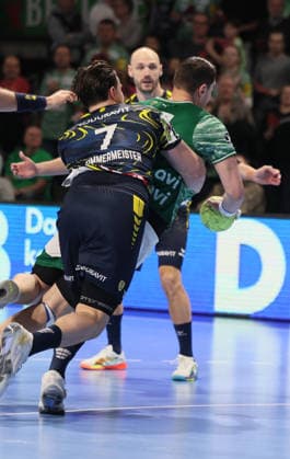 GER HBL Saison 2025 2026 FÜCHSE Berlin vs Rhein Neckar Löwen, 01.03.26, Max-Schmeling-Halle, Berlin, Robert TIMMERMEISTER (Rhein-Neckar-Löwen 7) attackiert Mijajlo MARSENIC (Füchse Berlin 93)