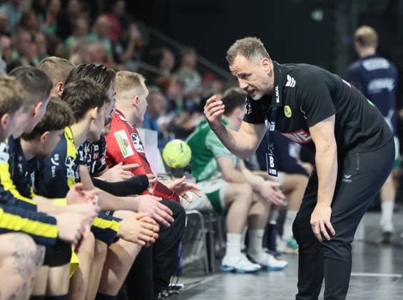 GER HBL Saison 2025 2026 FÜCHSE Berlin vs Rhein Neckar Löwen, 01.03.26, Max-Schmeling-Halle, Berlin, Maik MACHULLA (Rhein-Neckar-Löwen_Trainer), Ansprache an der Seitenlinie, Coaching