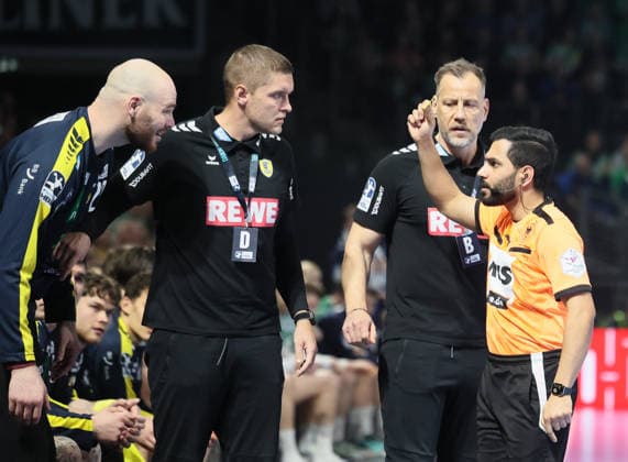 GER HBL Saison 2025 2026 FÜCHSE Berlin vs Rhein Neckar Löwen, 01.03.26, Max-Schmeling-Halle, Berlin, Mike JENSEN (Rhein-Neckar-Löwen 20) hält es nicht auf der Bank und bekommst prompt GELB