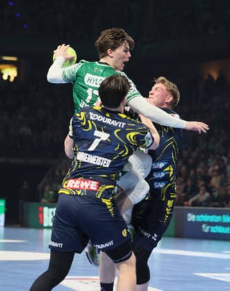 GER HBL Saison 2025 2026 FÜCHSE Berlin vs Rhein Neckar Löwen, 01.03.26, Max-Schmeling-Halle, Berlin, Robert TIMMERMEISTER (Rhein-Neckar-Löwen 7) und Haukur THRASTARSON (Rhein-Neckar-Löwen 25) nehmen Nils LICHTLEIN (Füchse Berlin 17) in die Zange