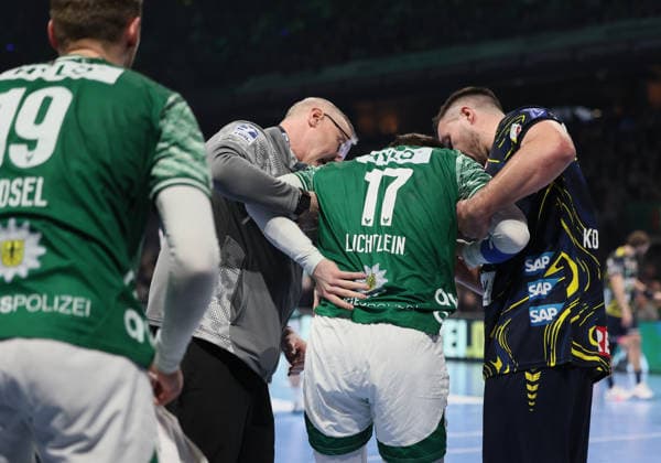 GER HBL Saison 2025 2026 FÜCHSE Berlin vs Rhein Neckar Löwen, 01.03.26, Max-Schmeling-Halle, Berlin, Nils LICHTLEIN (Füchse Berlin 17) hat sich am Rücken verletzt, Jannik KOHLBACHER (Rhein-Neckar-Löwen 80) stützt seinen Nationalmannschaftskollegen