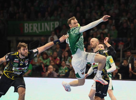 GER HBL Saison 2025 2026 FÜCHSE Berlin vs Rhein Neckar Löwen, 01.03.26, Max-Schmeling-Halle, Berlin, Steven Plucnar JACOBSEN (Rhein-Neckar-Löwen 9) kann Mathias GIDSEL (Füchse Berlin 19) nicht halten