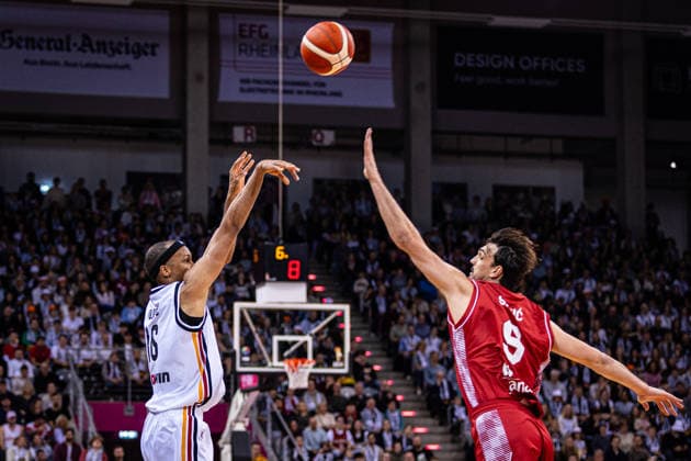 FIBA World Cup Qualifier: Germany vs. Croatia; 01.03.2026 Louis Olinde (Deutscher Basketball Bund 16) schießt über Dario SariÄ‡ (Croatia 9) - FIBA Basketball World Cup 2027 European Qualifiers, Deutschland vs. Kroatien, 1.3.2026, Telekom Dome, Bonn Copyright: xBEAUTIFULxSPORTS Derixx