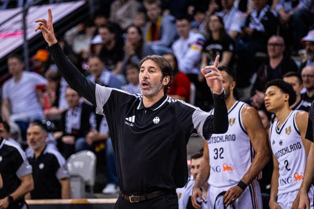 FIBA World Cup Qualifier: Germany vs. Croatia; 01.03.2026 Alex Mumbru (Headcoach Deutscher Basketball Bund) gestikuliert - FIBA Basketball World Cup 2027 European Qualifiers, Deutschland vs. Kroatien, 1.3.2026, Telekom Dome, Bonn Copyright: xBEAUTIFULxSPORTS Derixx