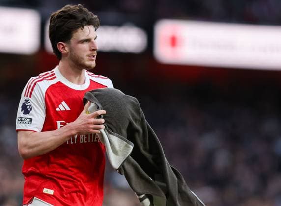 Declan Rice of Arsenal wipes the ball with a towel during the match Arsenal v Chelsea, Football, Premier League, Emirates Stadium, London, UK - 01 03 2026 EDITORIAL USE ONLY No use with unauthorised audio, video, data, fixture lists (outside the EU), club league logos or live services. Online in-match use limited to 45 images (+15 in extra time). No use to emulate moving images. No use in betting, games or Copyright: xAnthonyxHanc Shutterstockx 16718865ab