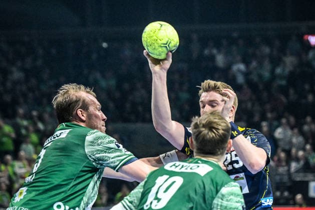 01.03.2026, xlakx, Handball Daikin HBL, Fuechse Berlin - Rhein-Neckar Löwen v.l. Max Darj (Fuechse Berlin), Haukur Thrastarson (Rhein-Neckar Loewen), Mathias Gidsel (Fuechse Berlin) Zweikampf, Duell, Kampf, tackle Berlin