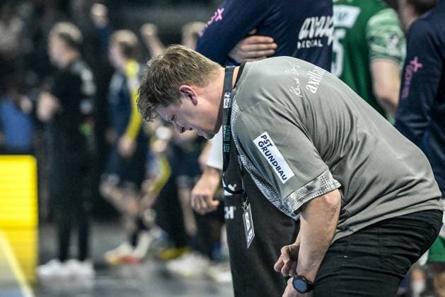 01.03.2026, xlakx, Handball Daikin HBL, Fuechse Berlin - Rhein-Neckar Löwen v.l. Nicolej Krickau (Fuechse Berlin Trainer) enttaeuscht, schaut enttaeuscht, niedergeschlagen, disappointed Berlin