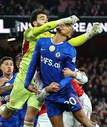 Joao Pedro of Chelsea got punched by David Raya of Arsenal Arsenal v Chelsea, Premier League, Football, Emirates Stadium, London, UK - 01 Mar 2026London Emirates Stadium United Kingdom EDITORIAL USE ONLY No use with unauthorised audio, video, data, fixture lists, club league logos or live services. Online in-match use limited to 120 images, no video emulation. No use in betting, games or single club league player publications. Copyright: xMichaelxZemanek Shutterstockx 16708844ba