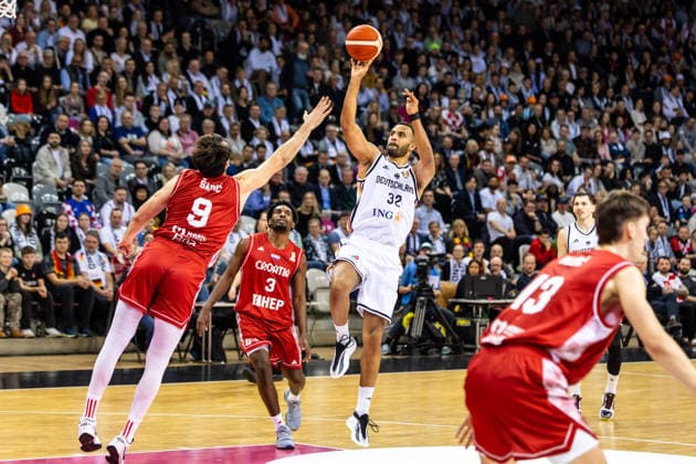 GER, FIBA Basketball World Cup 2027, European Qualifiers, Deutschland-Kroatien. 01.03.2026, Telekom Dome, Bonn, GER, FIBA Basketball World Cup 2027, European Qualifiers, Deutschland-Kroatien. Johannes Thiemann (Deutschland, No 32), Dario Saric (Kroatien, No9) Â Foto: Alexander Trienitz Bonn Telekom Dome Nordrhein-Westfalen Deutschland