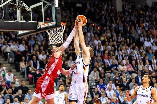 GER, FIBA Basketball World Cup 2027, European Qualifiers, Deutschland-Kroatien. 01.03.2026, Telekom Dome, Bonn, GER, FIBA Basketball World Cup 2027, European Qualifiers, Deutschland-Kroatien. Christian Sengfelder (Deutschland, No43), Mario Hezonja (Kroatien, No8) Â Foto: Alexander Trienitz Bonn Telekom Dome Nordrhein-Westfalen Deutschland