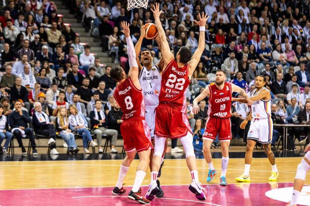 GER, FIBA Basketball World Cup 2027, European Qualifiers, Deutschland-Kroatien. 01.03.2026, Telekom Dome, Bonn, GER, FIBA Basketball World Cup 2027, European Qualifiers, Deutschland-Kroatien. Oscar da Silva (Deutschland, No1), Mario Hezonja (Kroatien, No8), Danko Brankovic (Kroatien, No22) Â Foto: Alexander Trienitz Bonn Telekom Dome Nordrhein-Westfalen Deutschland