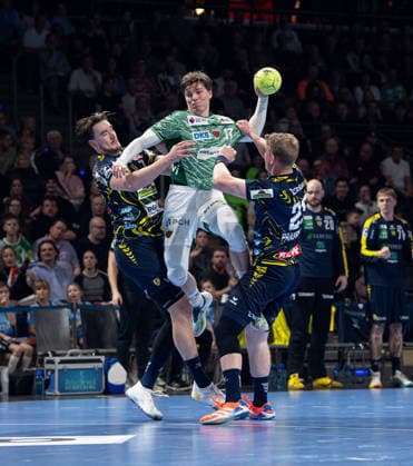 Handball, Herren, Saison 2025 2026, DAIKIN Handball-Bundesliga (23. Spieltag), Füchse Berlin - Rhein-Neckar Löwen, v.l. Robert Timmermeister (Löwen), Nils Lichtlein (Füchse Berlin), Haukur Thrastarson (Löwen), 01.03.2026, Copyright: xSebastianxRäppold MatthiasxKochx