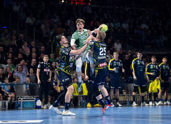 Handball, Herren, Saison 2025 2026, DAIKIN Handball-Bundesliga (23. Spieltag), Füchse Berlin - Rhein-Neckar Löwen, v.l. Robert Timmermeister (Löwen), Nils Lichtlein (Füchse Berlin), Haukur Thrastarson (Löwen), 01.03.2026, Copyright: xSebastianxRäppold MatthiasxKochx