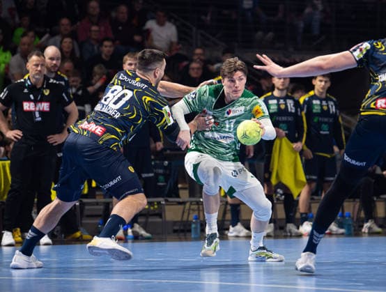 Handball, Herren, Saison 2025 2026, DAIKIN Handball-Bundesliga (23. Spieltag), Füchse Berlin - Rhein-Neckar Löwen, v.l. Jannik Kohlbacher (Löwen), Nils Lichtlein (Füchse Berlin), 01.03.2026, Copyright: xSebastianxRäppold MatthiasxKochx