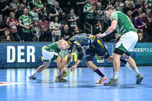 01.03.2026, xlakx, Handball Daikin HBL, Fuechse Berlin - Rhein-Neckar Löwen v.l. Matthes Langhoff (Fuechse Berlin), Lukas Sandell (Rhein-Neckar Loewen), Mijajlo Marsenic (Fuechse Berlin) Zweikampf, Duell, Kampf, tackle Berlin