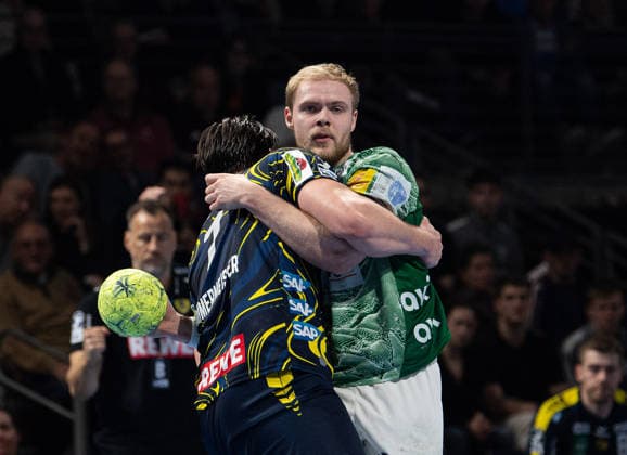 Handball, Herren, Saison 2025 2026, DAIKIN Handball-Bundesliga (23. Spieltag), Füchse Berlin - Rhein-Neckar Löwen, v.l. Robert Timmermeister (Löwen), Matthes Langhoff (Füchse Berlin), 01.03.2026, Copyright: xSebastianxRäppold MatthiasxKochx
